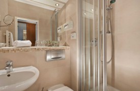 TRYP Rosenheim Hotel Badezimmer / Bathroom