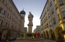 Nepomukbrunnen am Max-Josefs-Platz